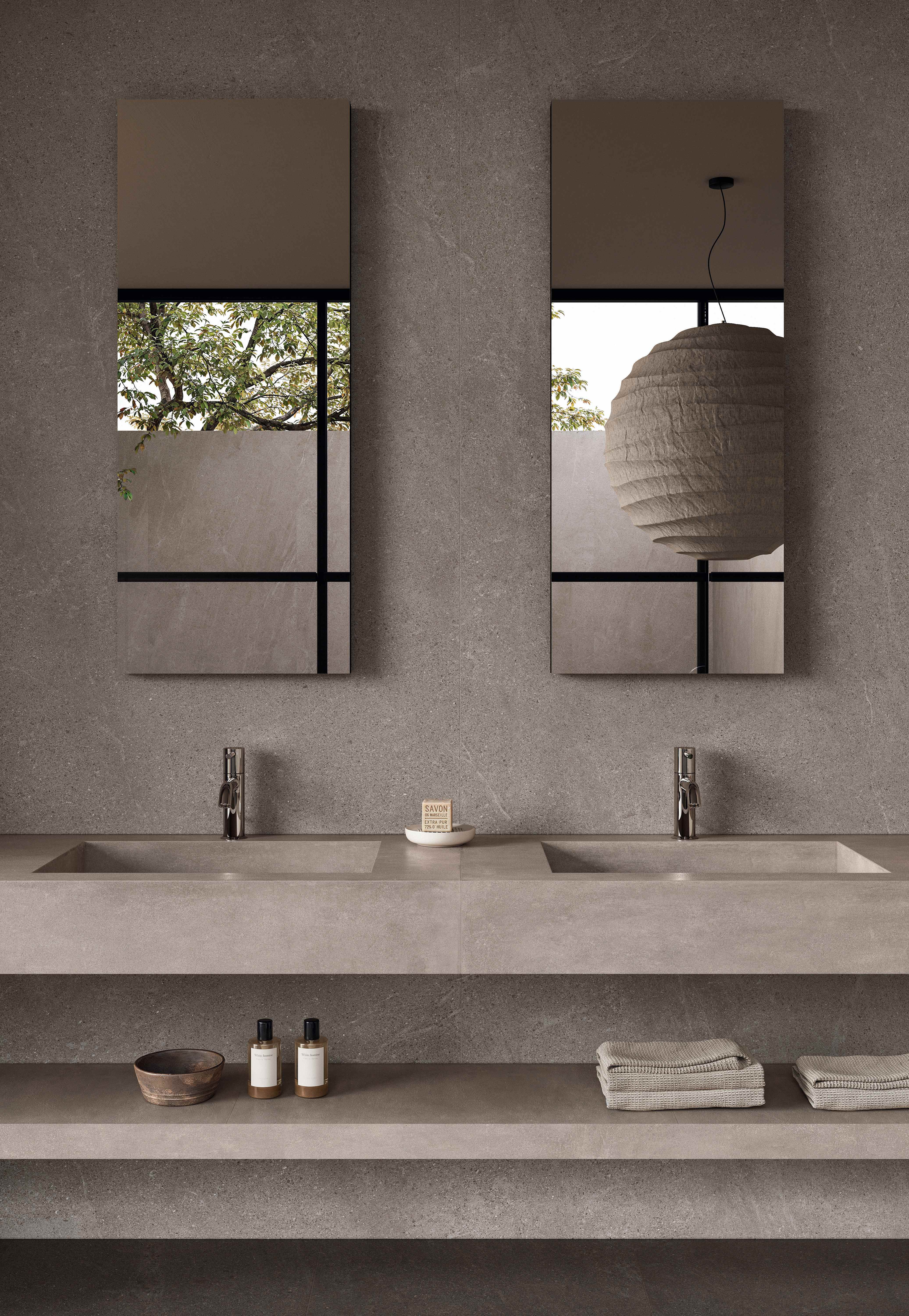 Double vanity in warm taupe Natural porcelain with twin mirrors and a large-format stone-look surface.